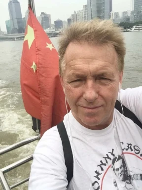 <span>Magnus, 65</span>&nbsp;<span style='width: 25px; height: 16px; float: right; background-image: url(/bitmaps/flags_small/SE.PNG)'>&nbsp;</span><br><span>Karlskrona, Suecia</span>&nbsp;<input type='button' class='joinbtn' style='float: right' value='JOIN NOW' />