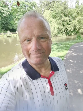 <span>Mark, 57</span> <span style='width: 25px; height: 16px; float: right; background-image: url(/bitmaps/flags_small/UK.PNG)'> </span><br><span>Liverpool, Reino Unido</span> <input type='button' class='joinbtn' style='float: right' value='JOIN NOW' />