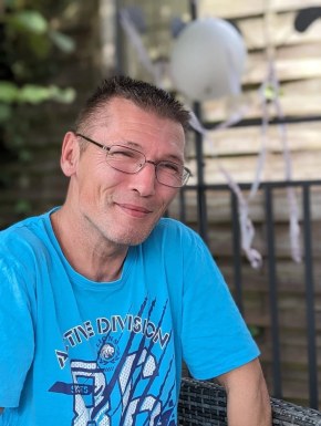 <span>Jörg, 51</span> <span style='width: 25px; height: 16px; float: right; background-image: url(/bitmaps/flags_small/DE.PNG)'> </span><br><span>Lübeck Sank, Alemania</span> <input type='button' class='joinbtn' style='float: right' value='JOIN NOW' />