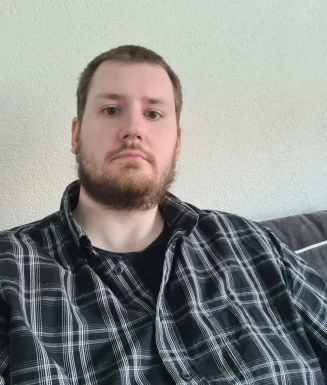 <span>Julian, 32</span> <span style='width: 25px; height: 16px; float: right; background-image: url(/bitmaps/flags_small/NL.PNG)'> </span><br><span>Katwijk, Países Bajos</span> <input type='button' class='joinbtn' style='float: right' value='JOIN NOW' />