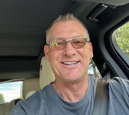 <span>Eric, 56</span>&nbsp;<span style='width: 25px; height: 16px; float: right; background-image: url(/bitmaps/flags_small/US.PNG)'>&nbsp;</span><br><span>Sairgao, Estados Unidos de América</span>&nbsp;<input type='button' class='joinbtn' style='float: right' value='JOIN NOW' />